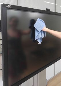 Nettoyer un écran TV : astuces pour un écran toujours propre
