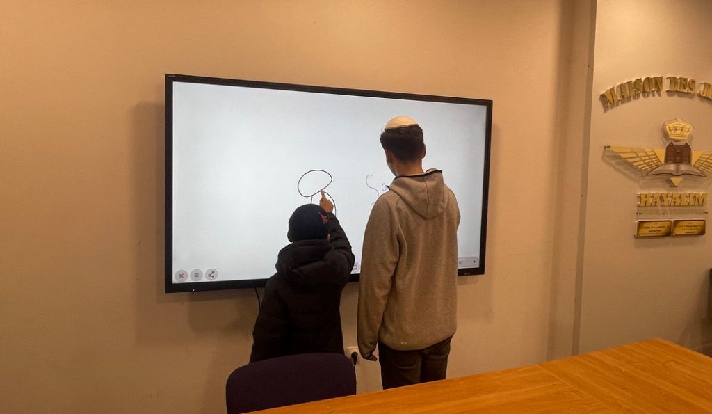 Utilisation des écrans interactifs Easypitch Advance à l'Ecole Chneor