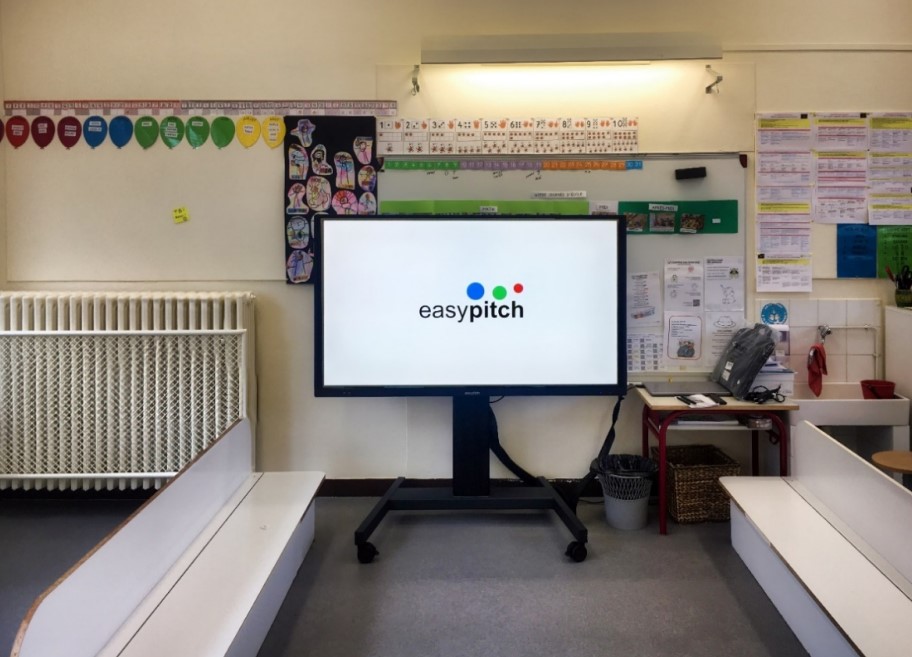 Installation d’un écran interactif Easypitch Essentiel de 65" sur support mobile ajustable dans une salle de classe maternelle